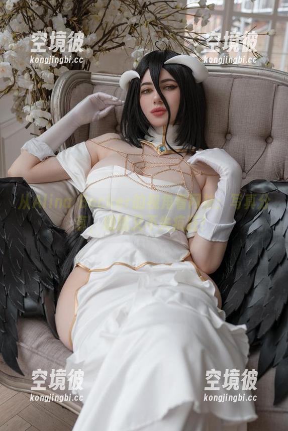 从Alina Becker的视角看网袜：写真分享，细腻又不失疯狂！